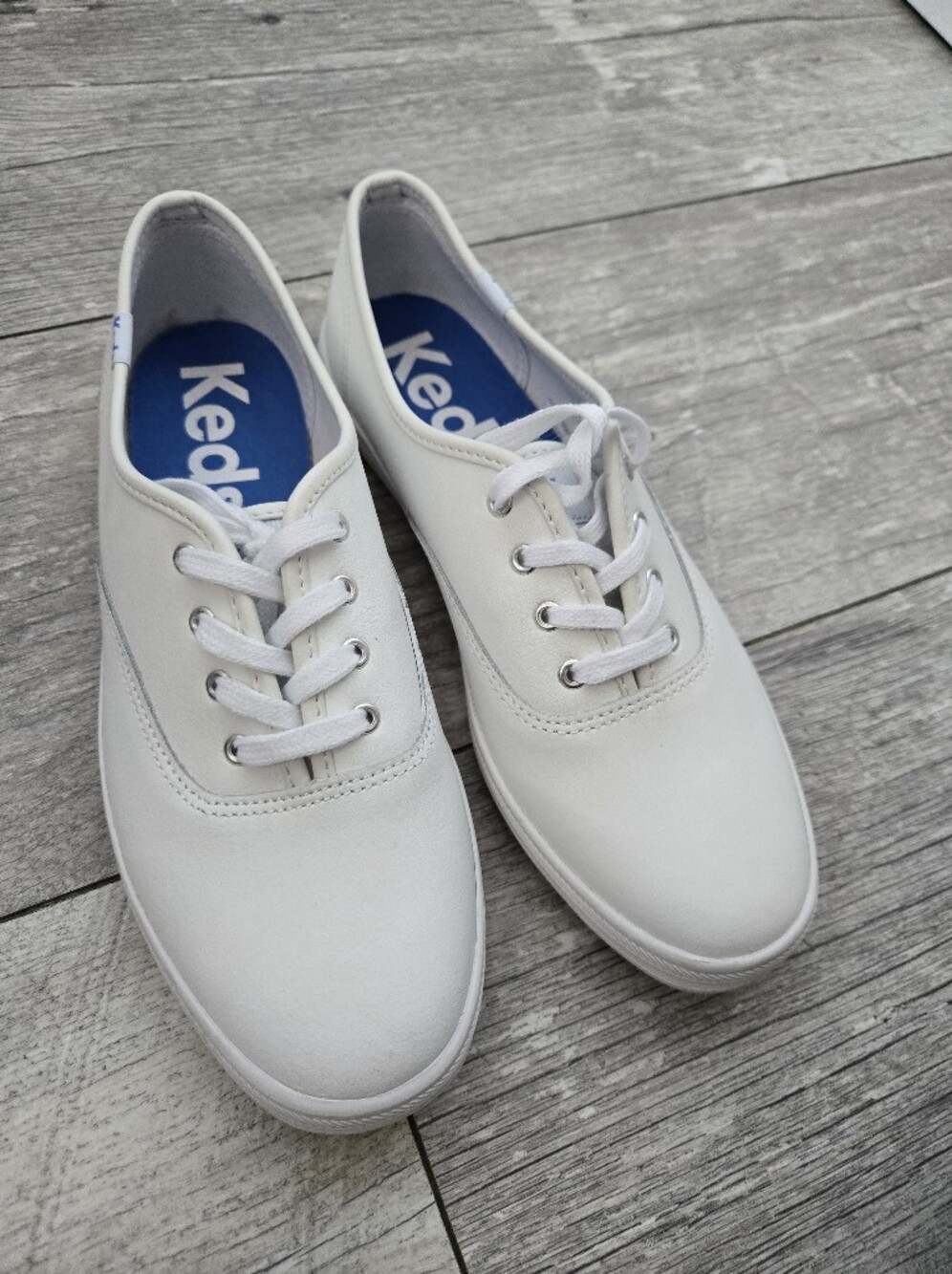 8 Wide Women's Champion Originals Leather Medium/Wide Sneaker Size 8 Wide - Picture 4 of 11